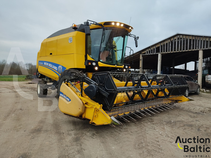 New Holland TC 5.90 - Mähdrescher: das Bild 2 New Holland TC 5.90 - Mähdrescher: das Bild 2