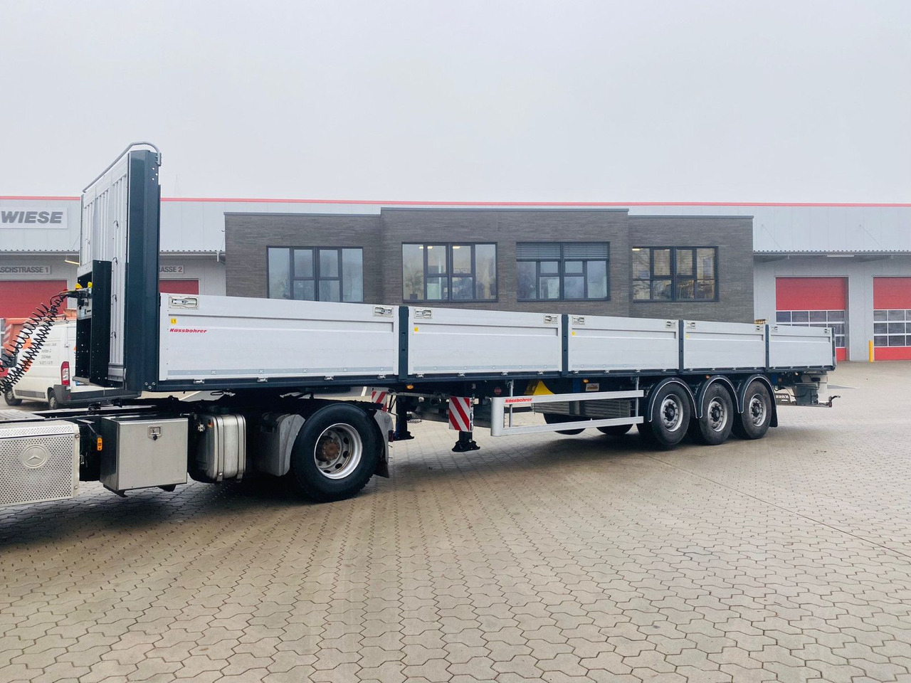 Kässbohrer Bordwandauflieger Twistlocks - Pritschenauflieger/ Plattformauflieger: das Bild 1 Kässbohrer Bordwandauflieger Twistlocks - Pritschenauflieger/ Plattformauflieger: das Bild 1