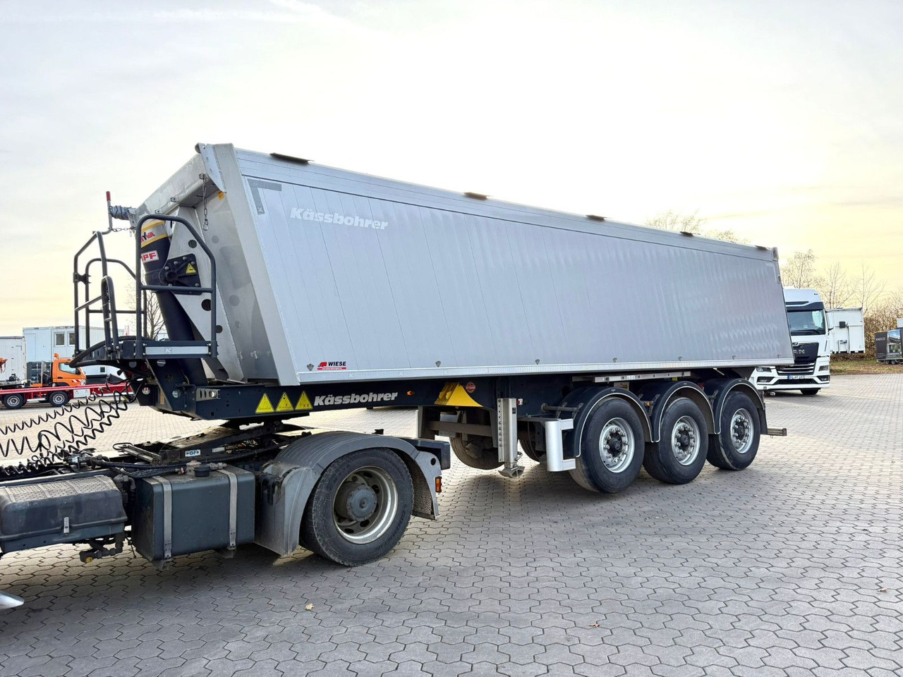 Kässbohrer K.SKA Aluminium Kipper 30m³ Top Zustand - Kipper Auflieger: das Bild 3 Kässbohrer K.SKA Aluminium Kipper 30m³ Top Zustand - Kipper Auflieger: das Bild 3