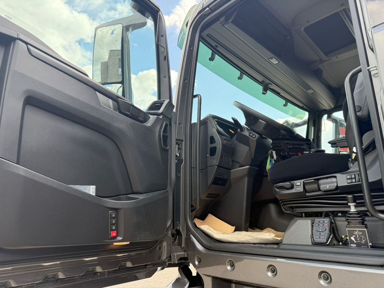 Sattelzugmaschine MAN TGX 18.480 4x4H HydroDrive mit Hydraulik: das Bild 9