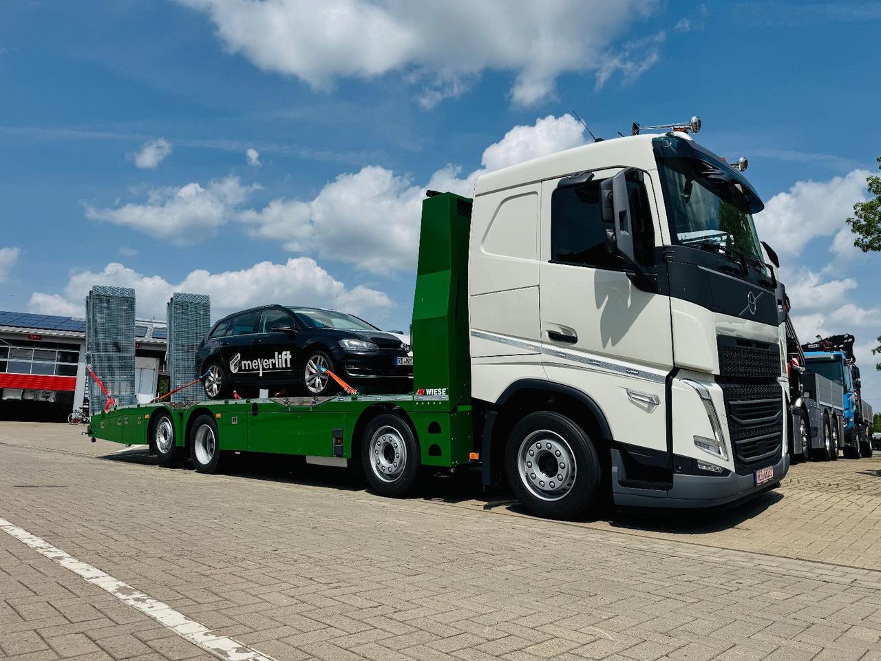 Volvo Arbeitsbühnen Baumaschinentransporter mit Rampen - Autotransporter LKW: das Bild 1 Volvo Arbeitsbühnen Baumaschinentransporter mit Rampen - Autotransporter LKW: das Bild 1