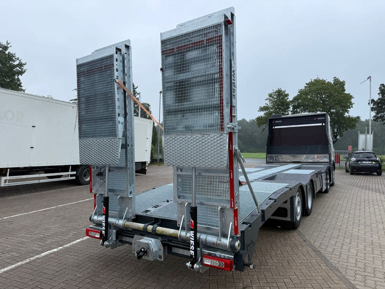 Volvo Arbeitsbühnen Baumaschinentransporter mit Rampen - Abschleppwagen: das Bild 5 Volvo Arbeitsbühnen Baumaschinentransporter mit Rampen - Abschleppwagen: das Bild 5