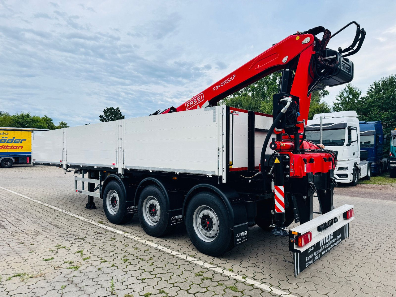 Wiese Baustoffauflieger - Heckkran Kran Fassi - Pritschenauflieger/ Plattformauflieger: das Bild 1 Wiese Baustoffauflieger - Heckkran Kran Fassi - Pritschenauflieger/ Plattformauflieger: das Bild 1