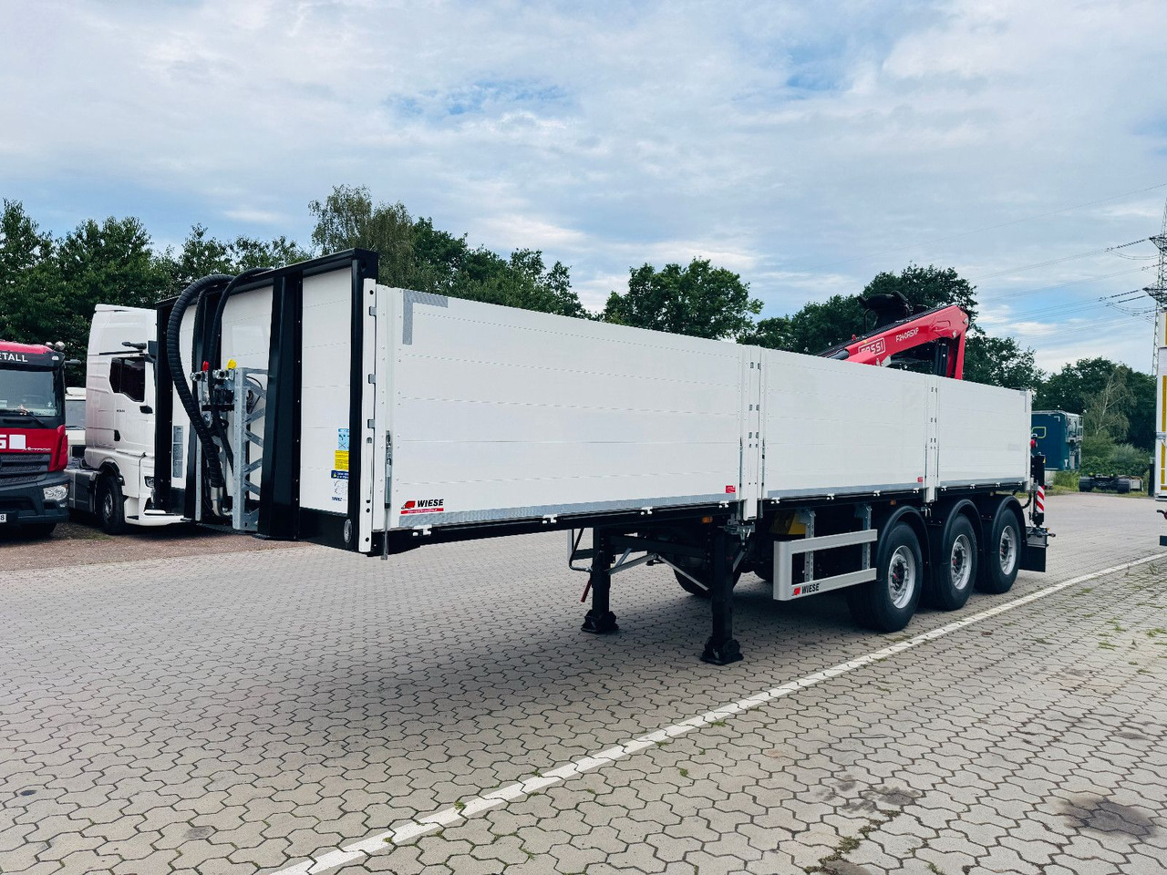 Wiese Baustoffauflieger - Heckkran Kran Fassi - Pritschenauflieger/ Plattformauflieger: das Bild 2 Wiese Baustoffauflieger - Heckkran Kran Fassi - Pritschenauflieger/ Plattformauflieger: das Bild 2