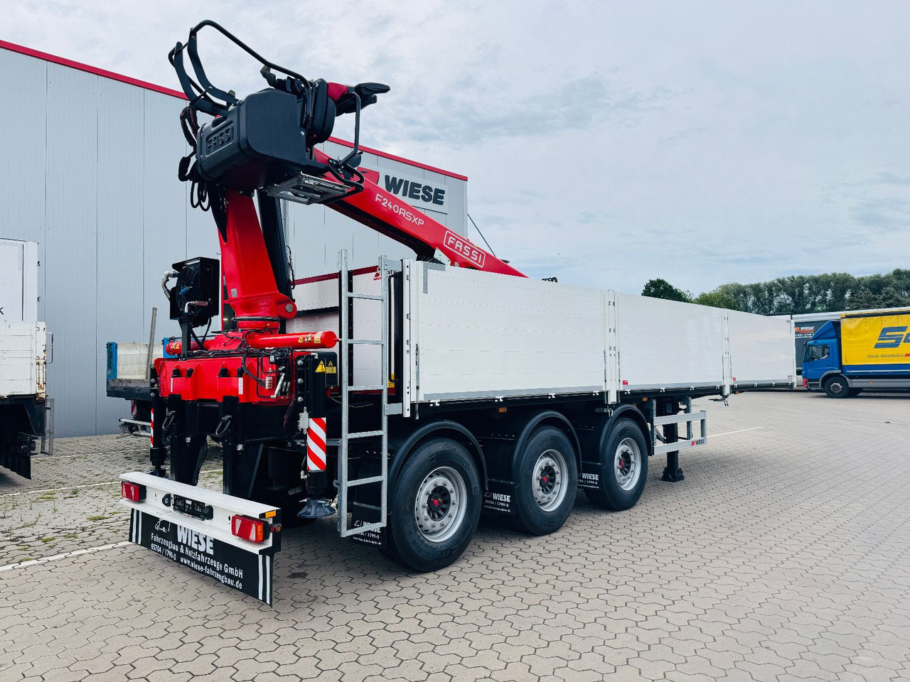 Wiese Baustoffauflieger - Heckkran Kran Fassi - Pritschenauflieger/ Plattformauflieger: das Bild 5 Wiese Baustoffauflieger - Heckkran Kran Fassi - Pritschenauflieger/ Plattformauflieger: das Bild 5