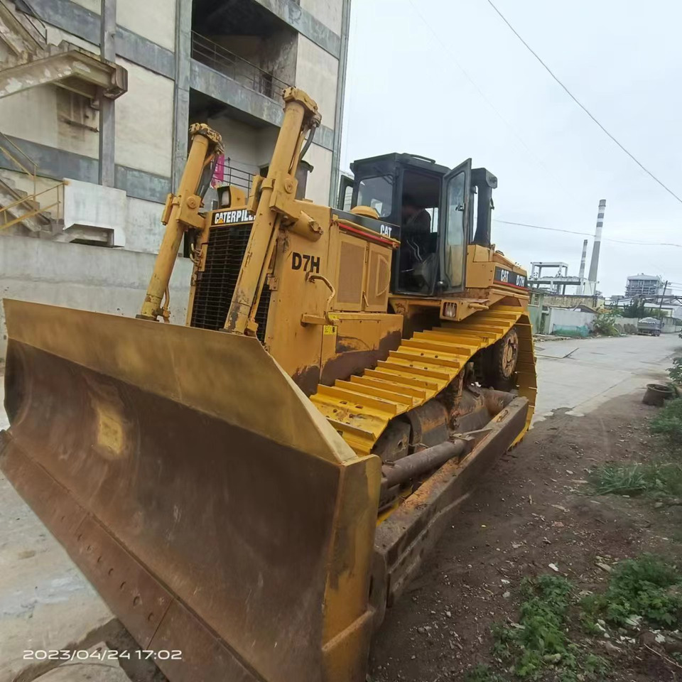 CATERPILLAR D7H - Bulldozer: das Bild 1 CATERPILLAR D7H - Bulldozer: das Bild 1