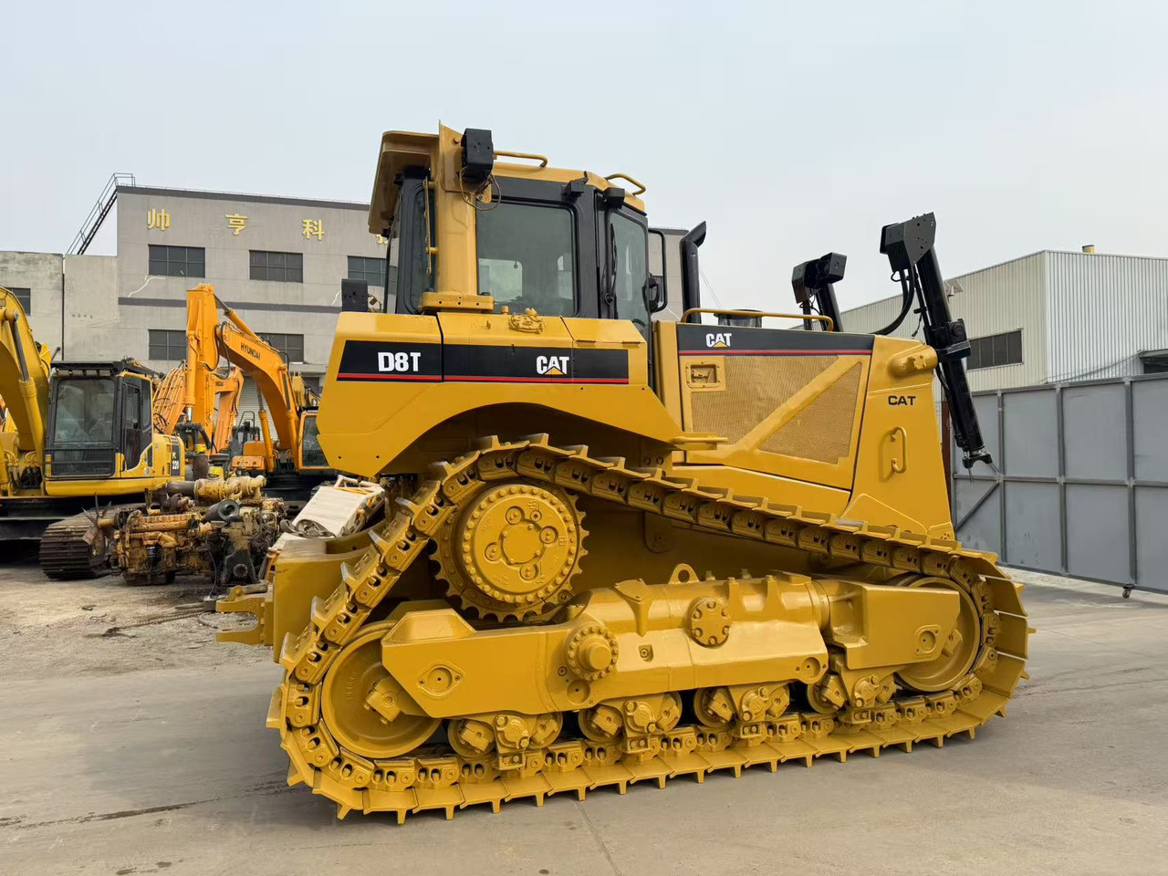 CATERPILLAR D8T - Bulldozer: das Bild 1 CATERPILLAR D8T - Bulldozer: das Bild 1