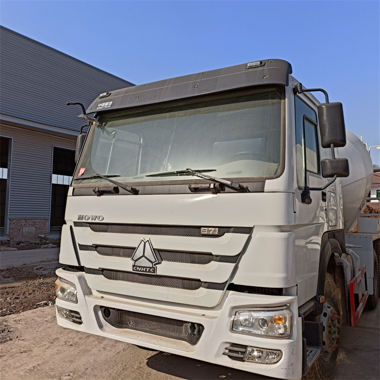 HOWO HOWO-mixer pump truck - Fahrmischerbetonpumpe: das Bild 3 HOWO HOWO-mixer pump truck - Fahrmischerbetonpumpe: das Bild 3