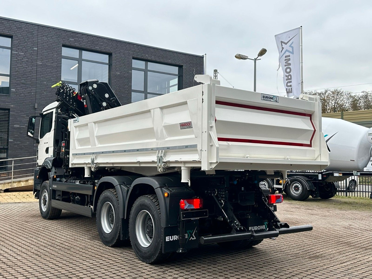 MAN TGS 33.440 6x6 /3-Seiten- Kipper / Kran HIAB 302 - Kipper, Autokran: das Bild 4 MAN TGS 33.440 6x6 /3-Seiten- Kipper / Kran HIAB 302 - Kipper, Autokran: das Bild 4