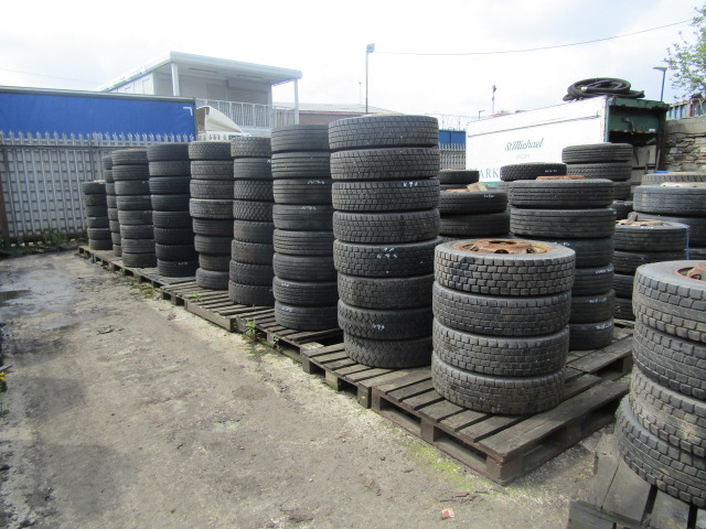 ISUZU N75 215/75/17.5 WHEELS AND TYRES 100 AVAILABLE FROM £50-100 - Reifen für LKW: das Bild 1 ISUZU N75 215/75/17.5 WHEELS AND TYRES 100 AVAILABLE FROM £50-100 - Reifen für LKW: das Bild 1