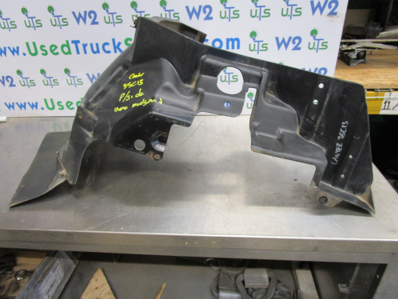 MITSUBISHI CANTER 35C INNER P/S MUDGUARD - Fahrerhaus und Interieur für LKW: das Bild 1 MITSUBISHI CANTER 35C INNER P/S MUDGUARD - Fahrerhaus und Interieur für LKW: das Bild 1