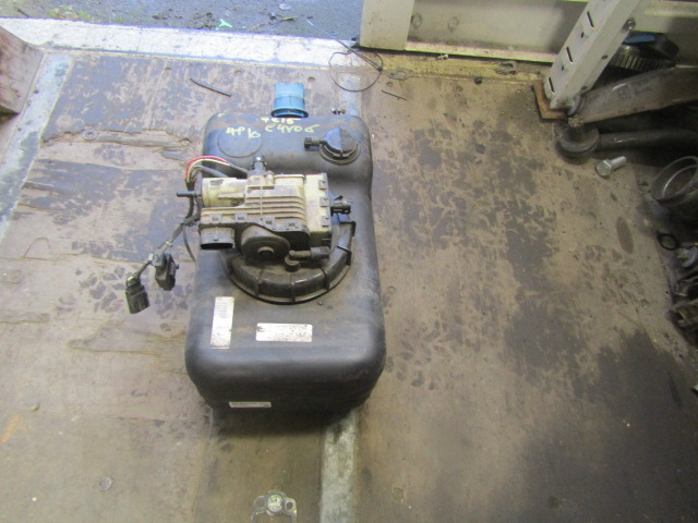 MITSUBISHI FUSO 7C15 AD BLUE TANK COMPLETE P/NO ML212662 - Kraftstofftank für LKW: das Bild 2 MITSUBISHI FUSO 7C15 AD BLUE TANK COMPLETE P/NO ML212662 - Kraftstofftank für LKW: das Bild 2