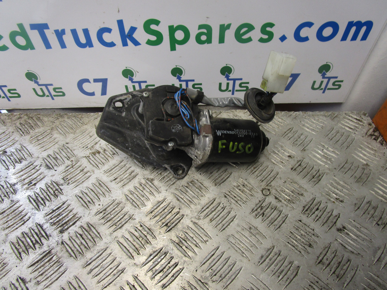 MITSUBISHI FUSO WIPER MOTOR P/NO MK404175 - Fahrerhaus und Interieur für LKW: das Bild 1 MITSUBISHI FUSO WIPER MOTOR P/NO MK404175 - Fahrerhaus und Interieur für LKW: das Bild 1