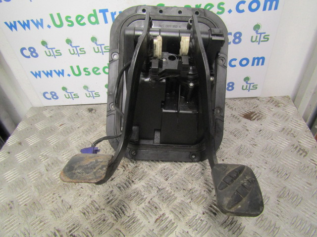 RENAULT MIDLUM DCI PEDAL BOX INC BRAKE VALVE + CLUTCH CYLINDER - Fahrerhaus und Interieur für LKW: das Bild 1 RENAULT MIDLUM DCI PEDAL BOX INC BRAKE VALVE + CLUTCH CYLINDER - Fahrerhaus und Interieur für LKW: das Bild 1