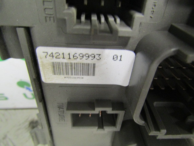 RENAULT MIDLUM DXI FUSE BOARD P/NO 7421169993-01 - Elektrische Ausrüstung für LKW: das Bild 3 RENAULT MIDLUM DXI FUSE BOARD P/NO 7421169993-01 - Elektrische Ausrüstung für LKW: das Bild 3