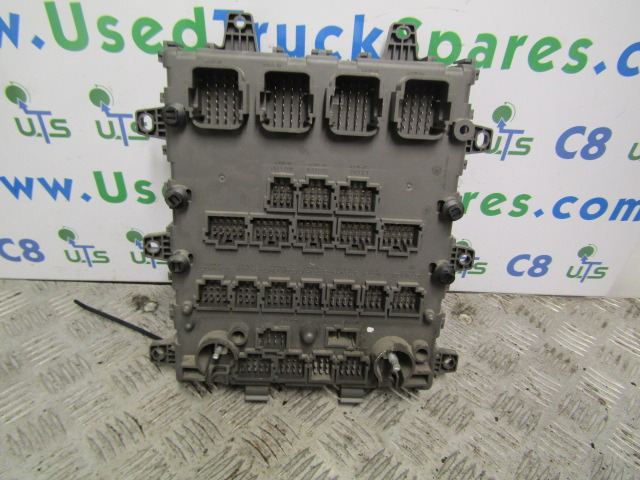 RENAULT MIDLUM DXI FUSE BOARD P/NO 7421169993-01 - Elektrische Ausrüstung für LKW: das Bild 2 RENAULT MIDLUM DXI FUSE BOARD P/NO 7421169993-01 - Elektrische Ausrüstung für LKW: das Bild 2