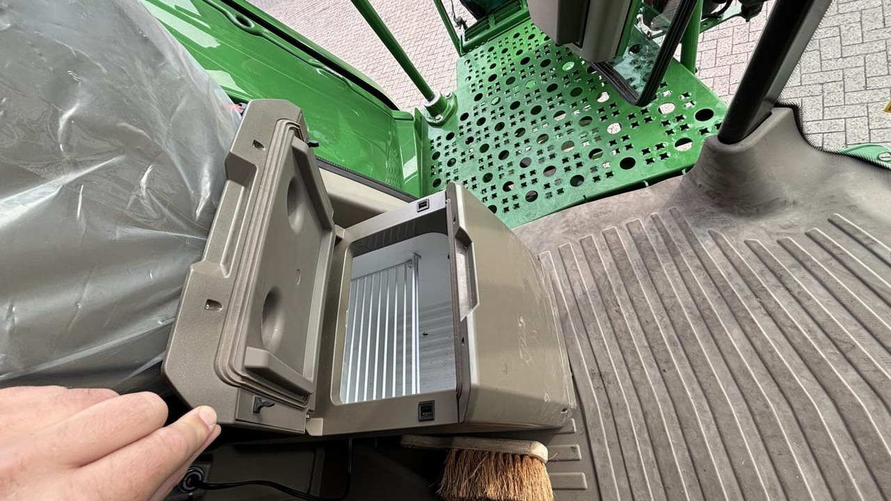 John Deere MÄHDRESCHER T5700 MY25 - Mähdrescher: das Bild 3 John Deere MÄHDRESCHER T5700 MY25 - Mähdrescher: das Bild 3