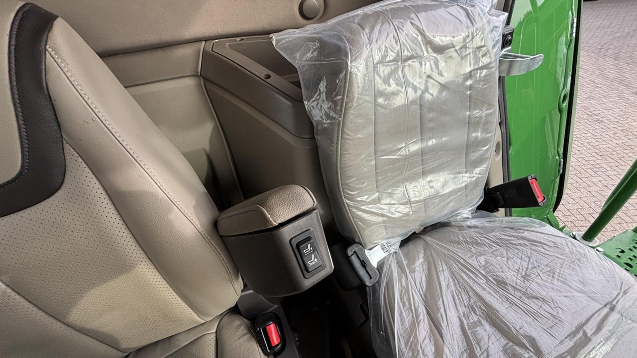 John Deere MÄHDRESCHER T5700 MY25 - Mähdrescher: das Bild 2 John Deere MÄHDRESCHER T5700 MY25 - Mähdrescher: das Bild 2