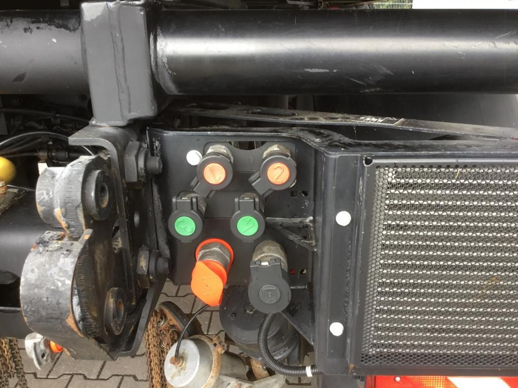 Kommunal-/ Sonderfahrzeug Mercedes-Benz UNIMOG U 527: das Bild 40