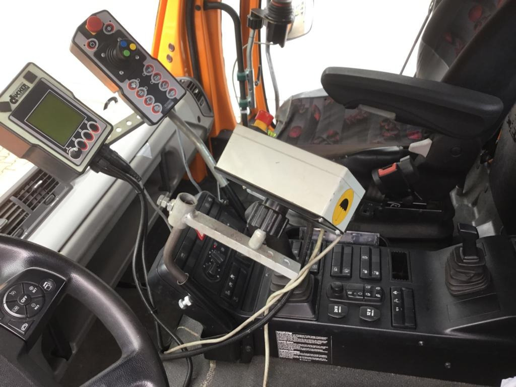 Kommunal-/ Sonderfahrzeug Mercedes-Benz UNIMOG U 527: das Bild 37
