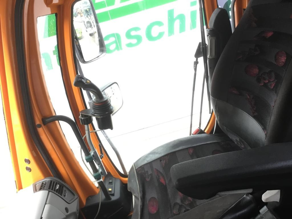 Kommunal-/ Sonderfahrzeug Mercedes-Benz UNIMOG U 527: das Bild 31