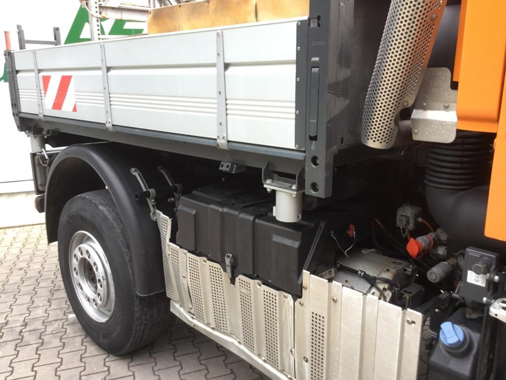 Kommunal-/ Sonderfahrzeug Mercedes-Benz UNIMOG U 527: das Bild 9