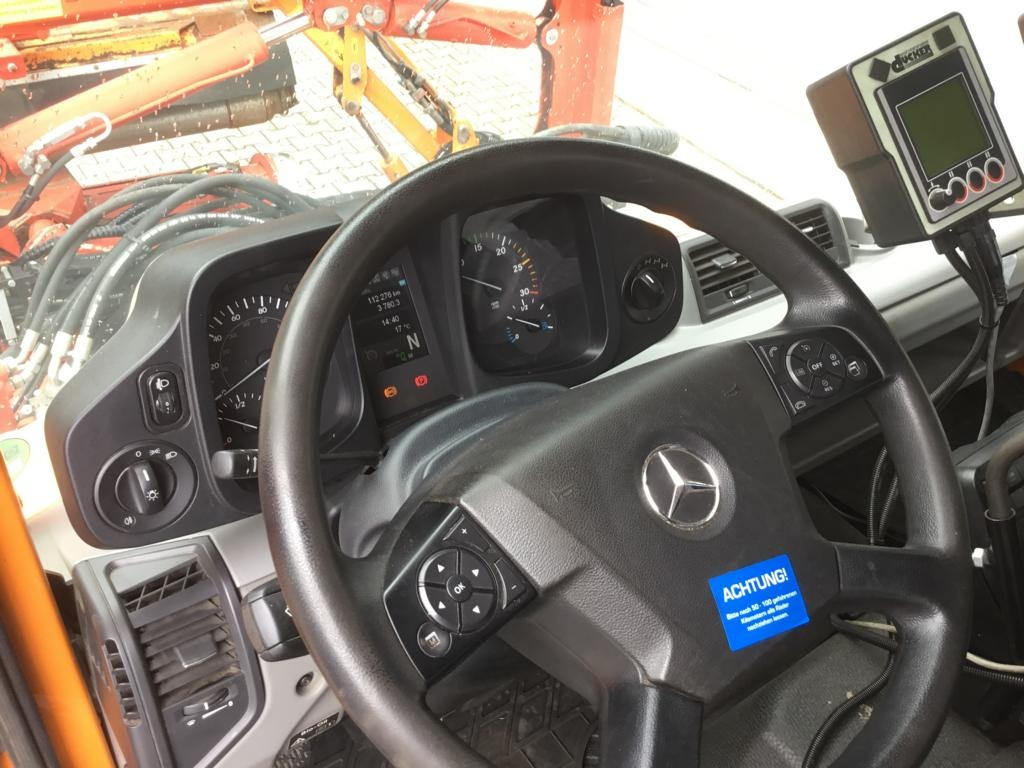 Kommunal-/ Sonderfahrzeug Mercedes-Benz UNIMOG U 527: das Bild 36