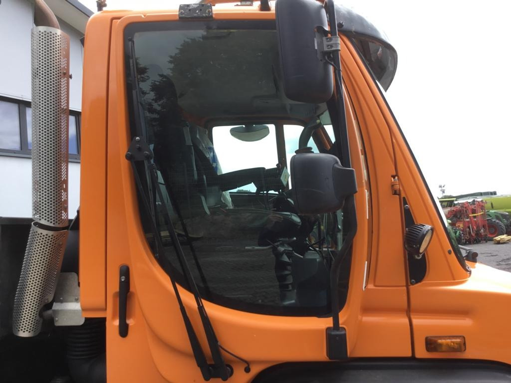 Kommunal-/ Sonderfahrzeug Mercedes-Benz UNIMOG U 527: das Bild 44