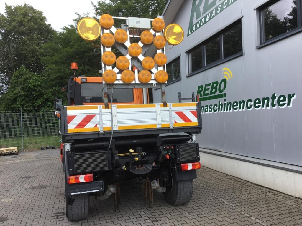 Kommunal-/ Sonderfahrzeug Mercedes-Benz UNIMOG U 527: das Bild 43