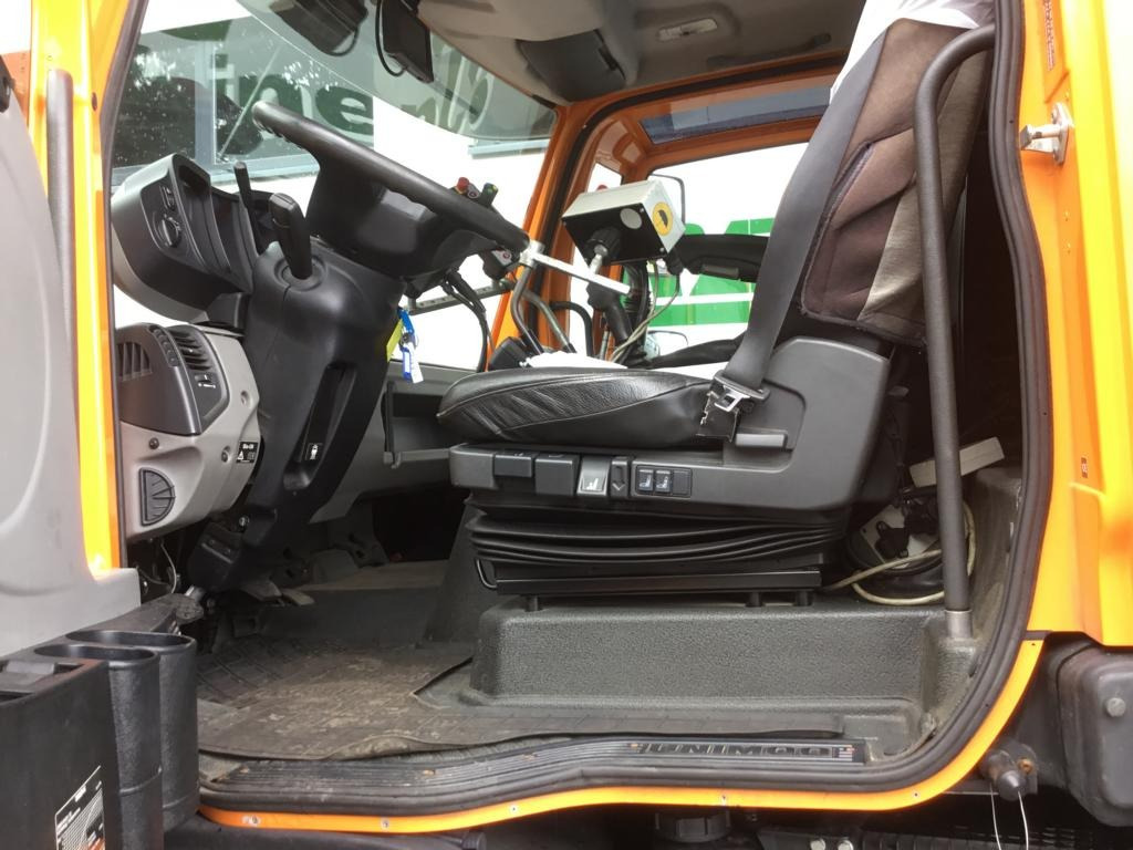 Kommunal-/ Sonderfahrzeug Mercedes-Benz UNIMOG U 527: das Bild 38