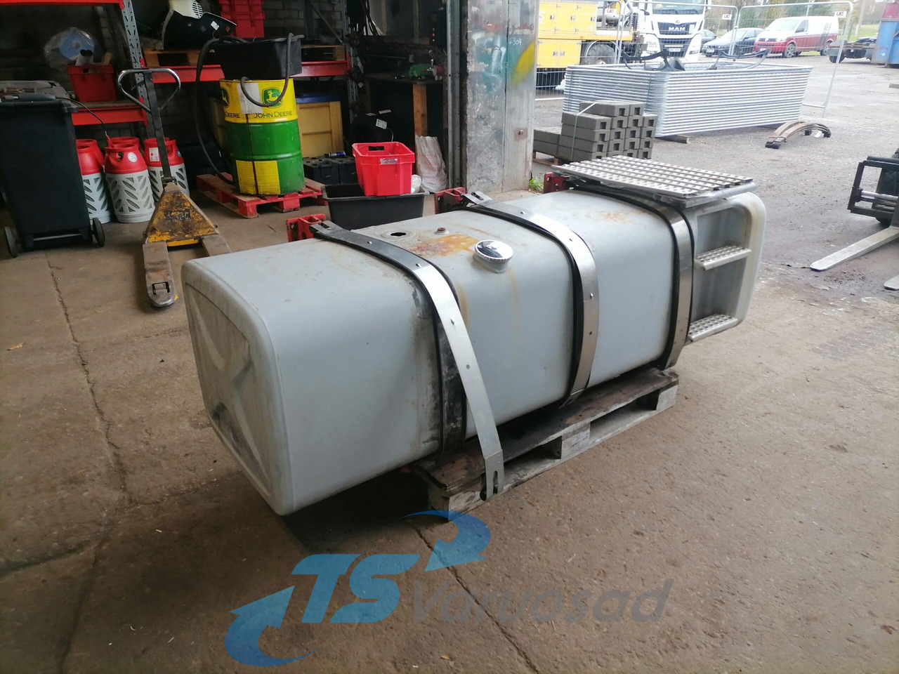 MAN Kütusepaak 780L 81122015608 - Kraftstofftank für LKW: das Bild 1 MAN Kütusepaak 780L 81122015608 - Kraftstofftank für LKW: das Bild 1