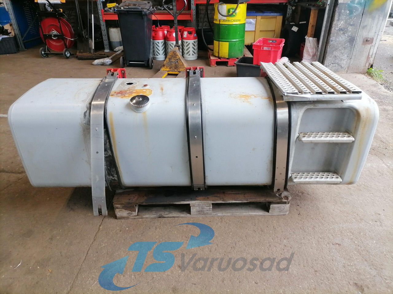 MAN Kütusepaak 780L 81122015608 - Kraftstofftank für LKW: das Bild 2 MAN Kütusepaak 780L 81122015608 - Kraftstofftank für LKW: das Bild 2