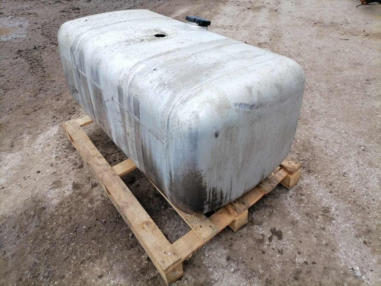 Mercedes-Benz Kütusepaak 390L A9604701303 - Kraftstofftank für LKW: das Bild 3 Mercedes-Benz Kütusepaak 390L A9604701303 - Kraftstofftank für LKW: das Bild 3