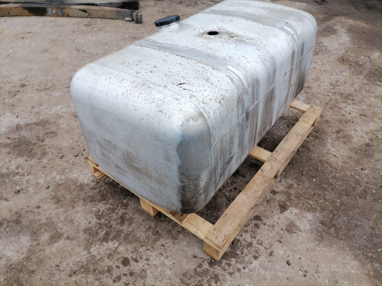 Mercedes-Benz Kütusepaak 390L A9604701303 - Kraftstofftank für LKW: das Bild 2 Mercedes-Benz Kütusepaak 390L A9604701303 - Kraftstofftank für LKW: das Bild 2