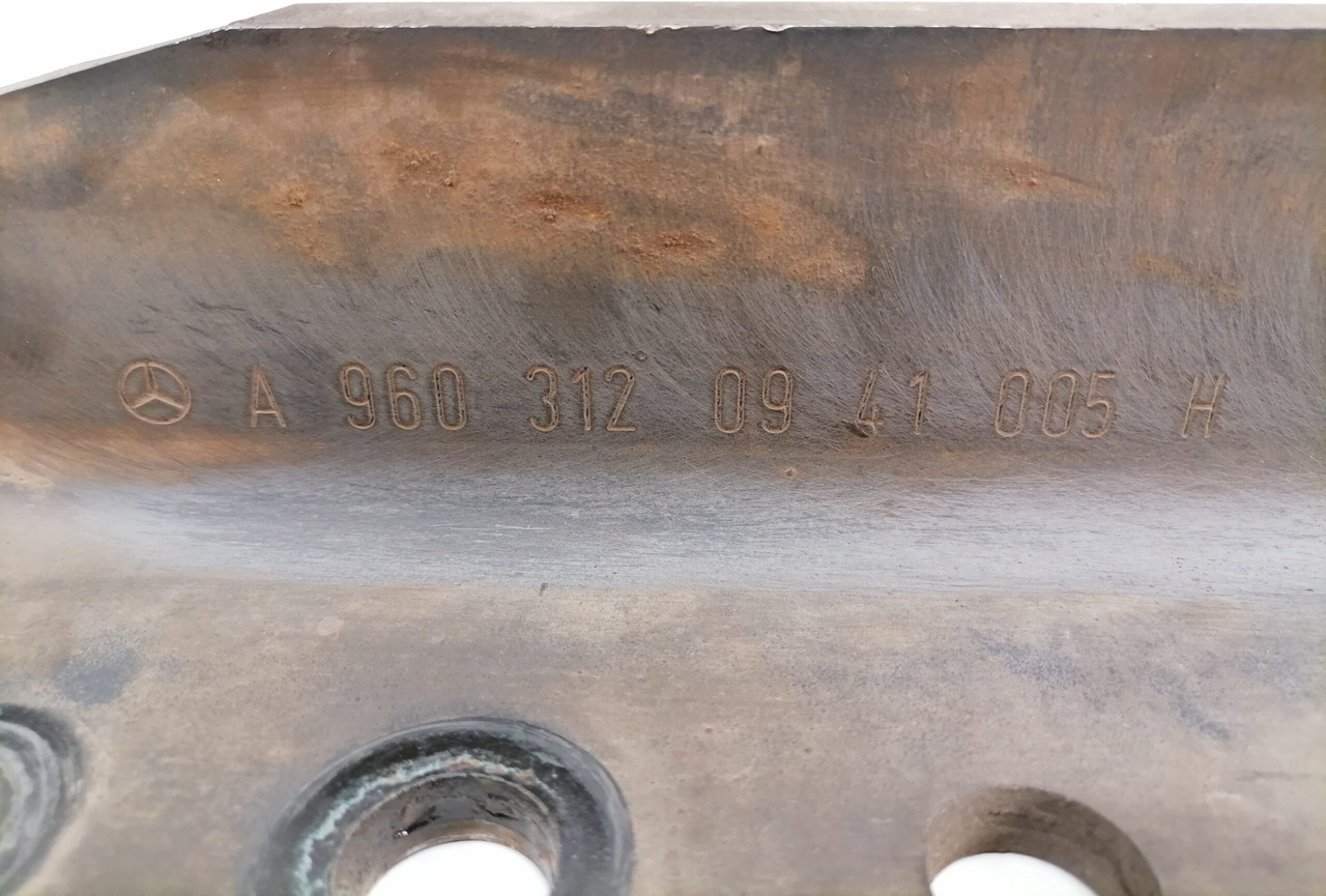 Mercedes-Benz Raami kronstein A9603120941 - Rahmen/ Chassis für LKW: das Bild 2 Mercedes-Benz Raami kronstein A9603120941 - Rahmen/ Chassis für LKW: das Bild 2