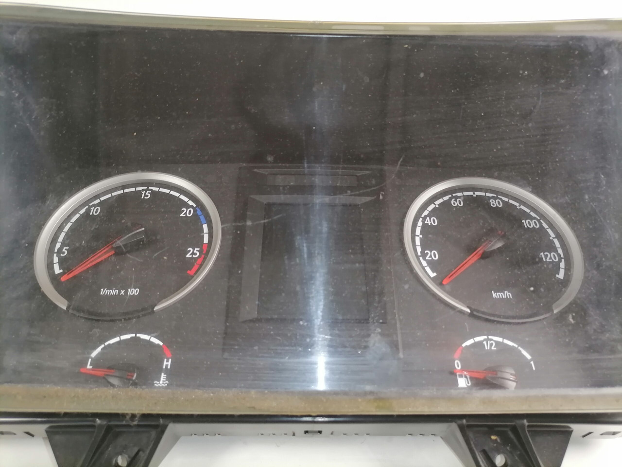 Scania Dashboard 1946411 - Armaturenbrett für LKW: das Bild 2 Scania Dashboard 1946411 - Armaturenbrett für LKW: das Bild 2