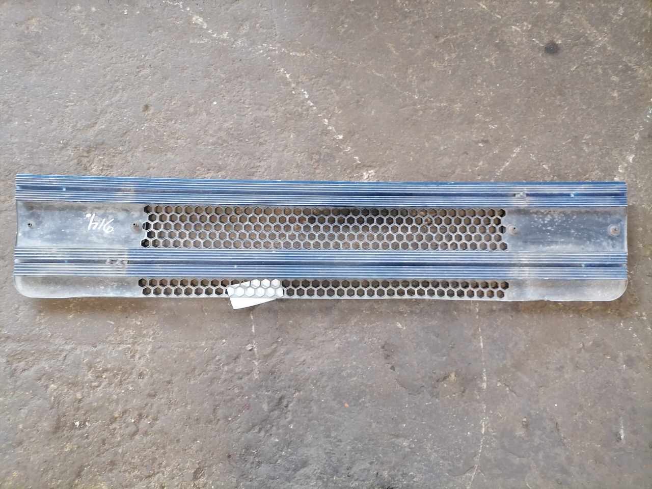 Scania Grille panel 1306989 - Kühlergrill für LKW: das Bild 4 Scania Grille panel 1306989 - Kühlergrill für LKW: das Bild 4