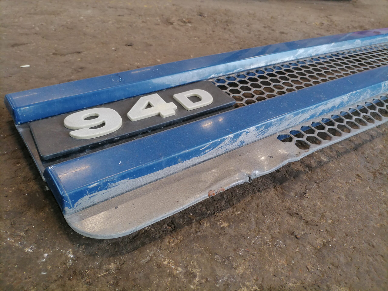 Scania Grille panel 1306989 - Kühlergrill für LKW: das Bild 3 Scania Grille panel 1306989 - Kühlergrill für LKW: das Bild 3