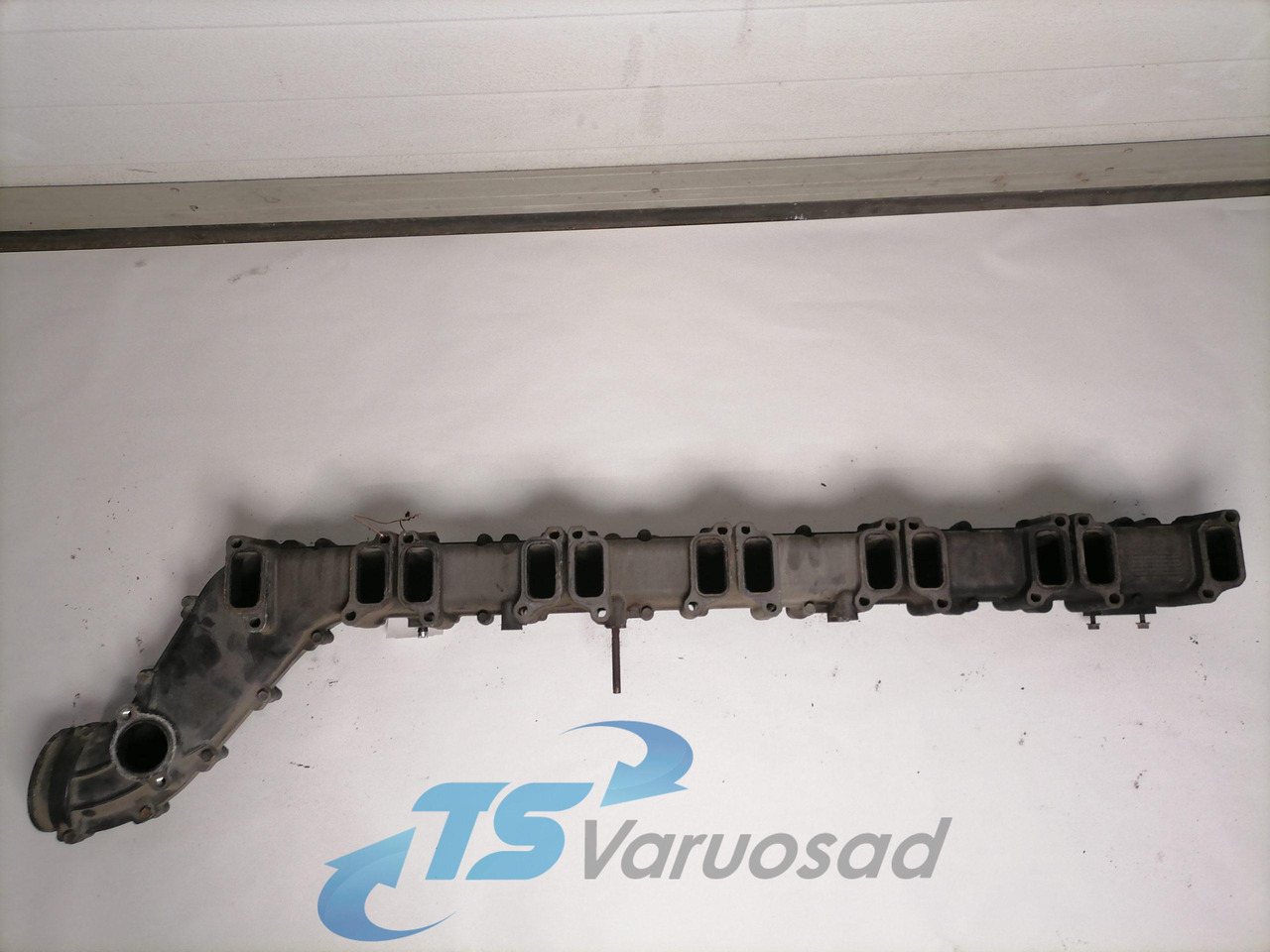 Scania Intake mainfold 1893329 - Ansaugkrümmer für LKW: das Bild 4 Scania Intake mainfold 1893329 - Ansaugkrümmer für LKW: das Bild 4