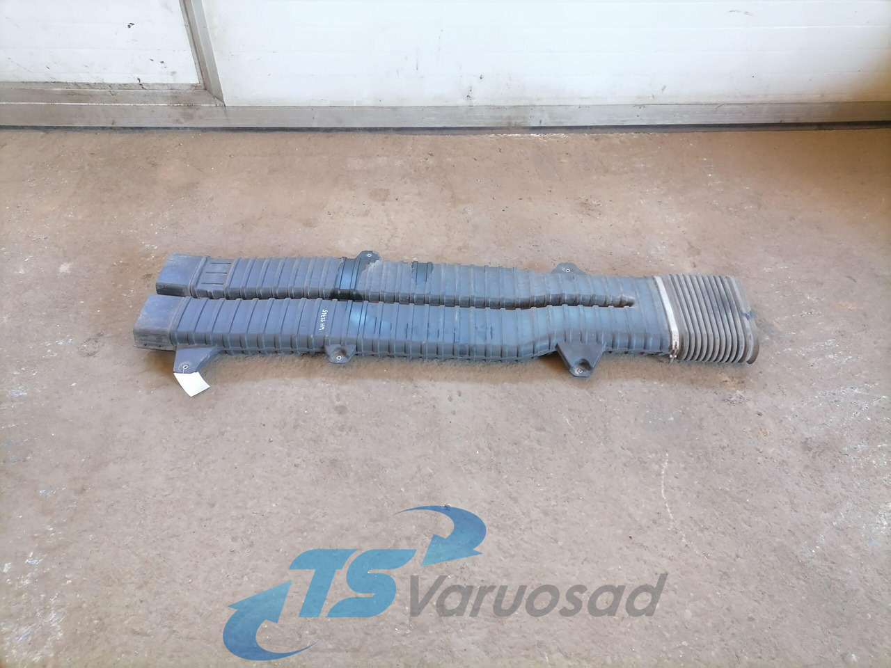 Volvo Air intake 21122123 - Luftansaugsystem für LKW: das Bild 2 Volvo Air intake 21122123 - Luftansaugsystem für LKW: das Bild 2