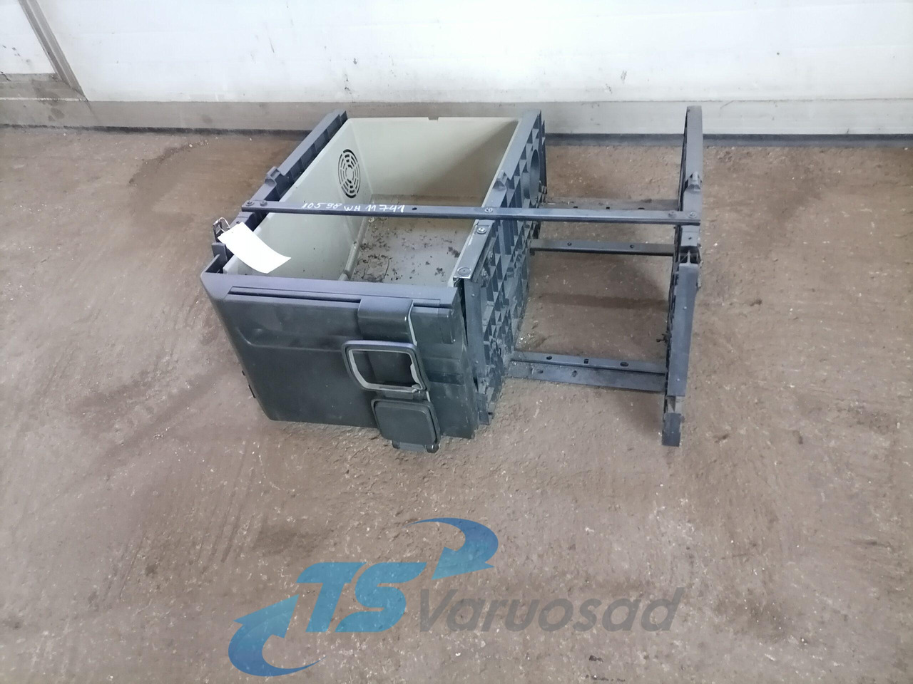 Volvo Voodialune panipaik 82174070 - Universalteil für LKW: das Bild 1 Volvo Voodialune panipaik 82174070 - Universalteil für LKW: das Bild 1