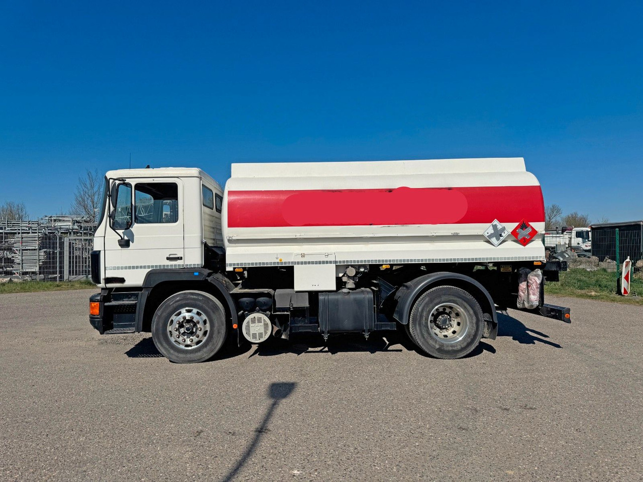 MAN 19.372 4X2 Tankwagen - Tankwagen: das Bild 1 MAN 19.372 4X2 Tankwagen - Tankwagen: das Bild 1