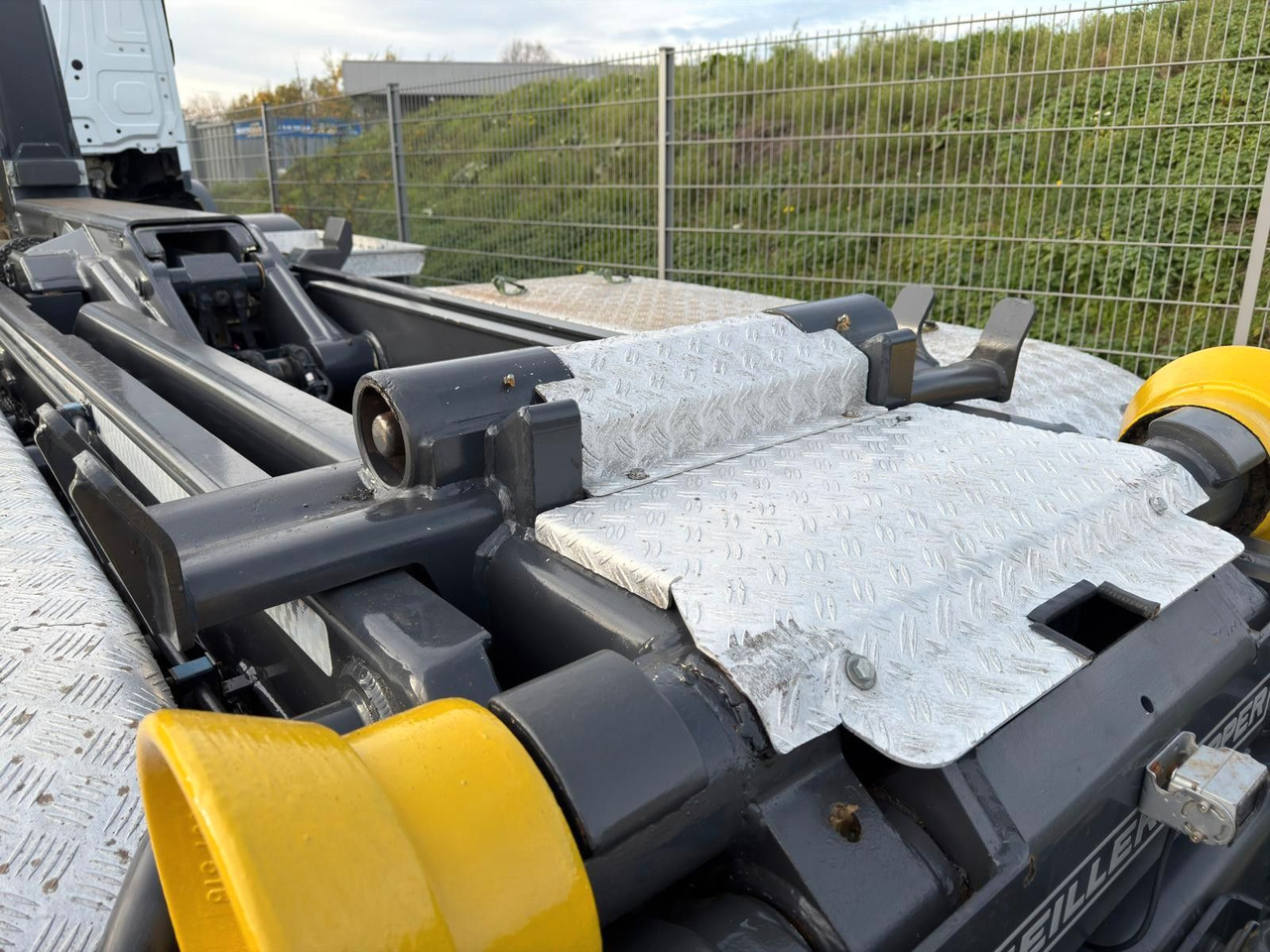 Mercedes-Benz 3748 8x4 Meiller RK30.65 | Funk | hydr.Container - Abrollkipper: das Bild 5 Mercedes-Benz 3748 8x4 Meiller RK30.65 | Funk | hydr.Container - Abrollkipper: das Bild 5