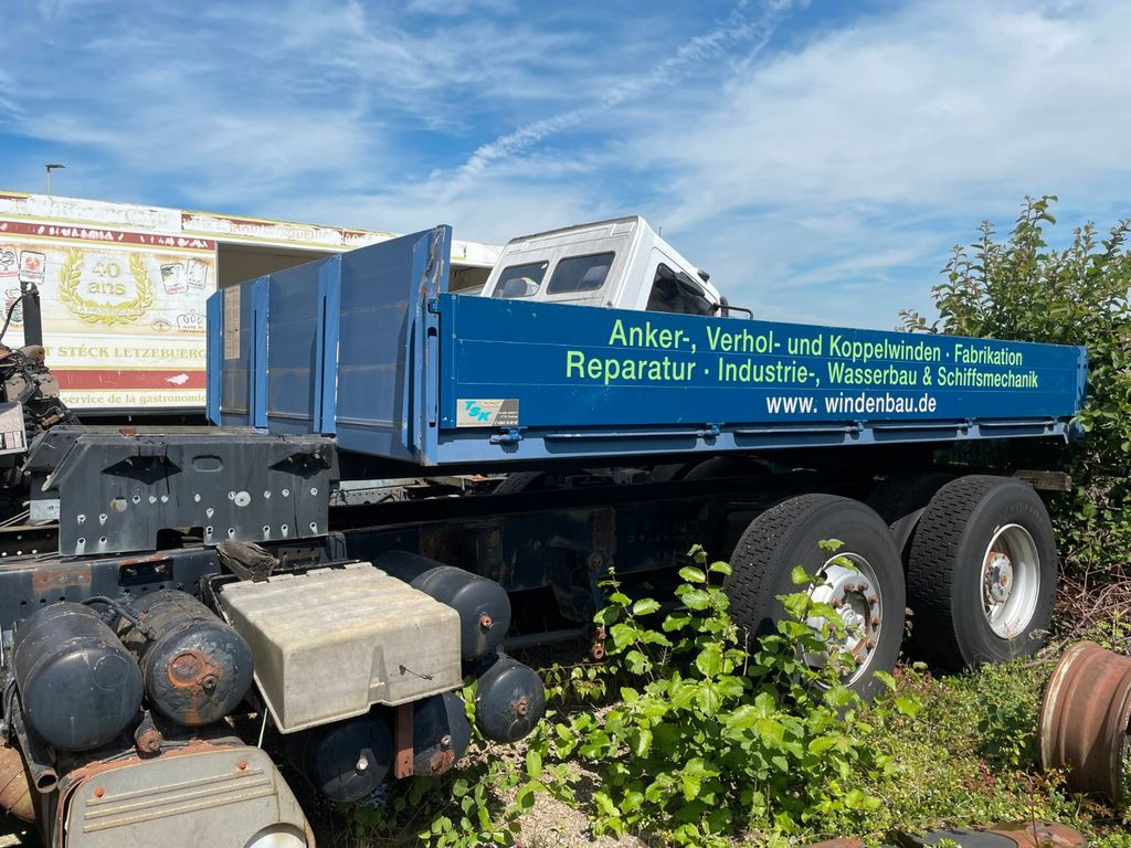 Pritsche lose mit Kransockel Pritsche lose mit Kransockel - Pritsche LKW: das Bild 1 Pritsche lose mit Kransockel Pritsche lose mit Kransockel - Pritsche LKW: das Bild 1