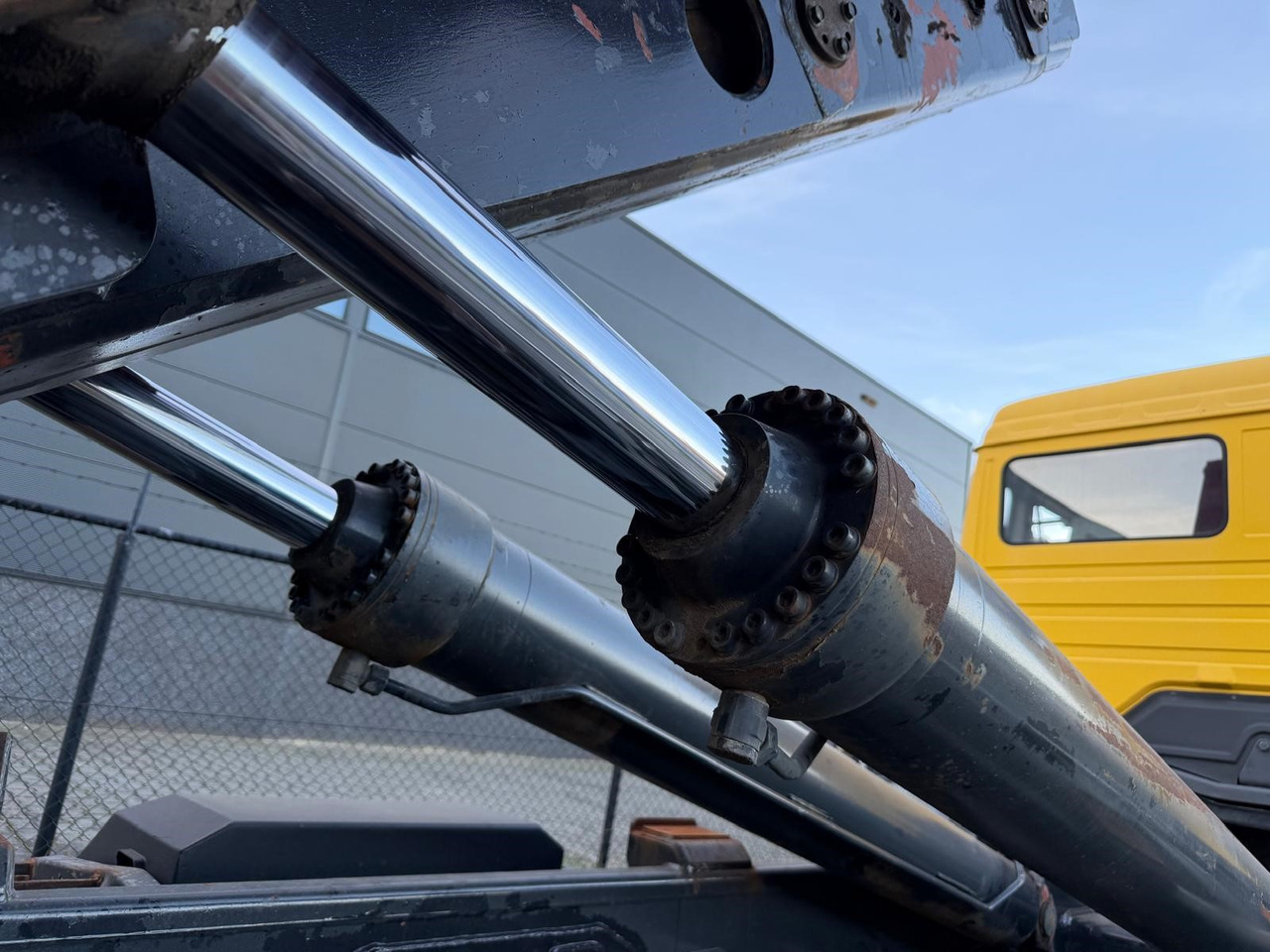 MERCEDES-BENZ SK 1831 - Abrollkipper: das Bild 4 MERCEDES-BENZ SK 1831 - Abrollkipper: das Bild 4