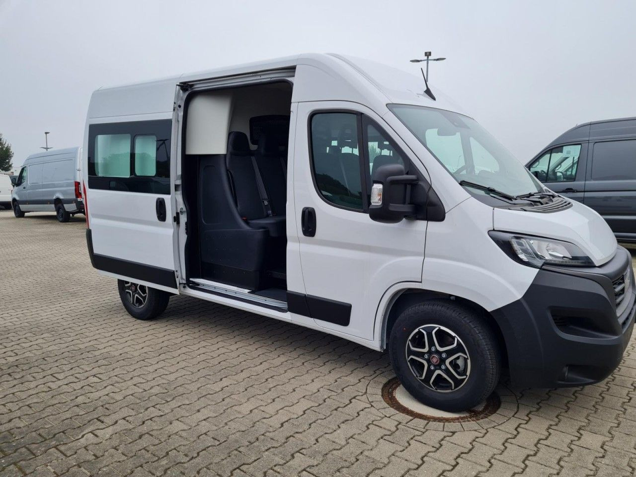 Fiat Ducato 35 Kasten Doka 7-Sitze 2x Schiebetür Maxi - Kastenwagen, Transporter mit Doppelkabine: das Bild 3 Fiat Ducato 35 Kasten Doka 7-Sitze 2x Schiebetür Maxi - Kastenwagen, Transporter mit Doppelkabine: das Bild 3