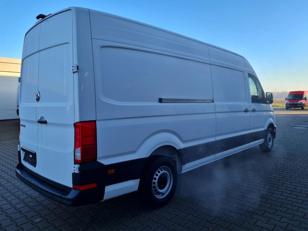 Volkswagen Crafter 35 Kasten lang L4H2 KAMERA NAVI_APP HOLZ - Kastenwagen: das Bild 4 Volkswagen Crafter 35 Kasten lang L4H2 KAMERA NAVI_APP HOLZ - Kastenwagen: das Bild 4