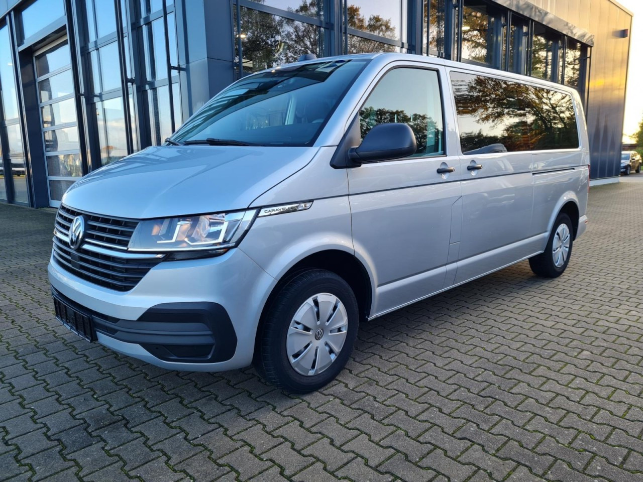 Volkswagen T6.1 Caravelle TDI lang 9 Sitzer 2 Schiebetüren Trendl. - Kleinbus, Personentransporter: das Bild 1 Volkswagen T6.1 Caravelle TDI lang 9 Sitzer 2 Schiebetüren Trendl. - Kleinbus, Personentransporter: das Bild 1