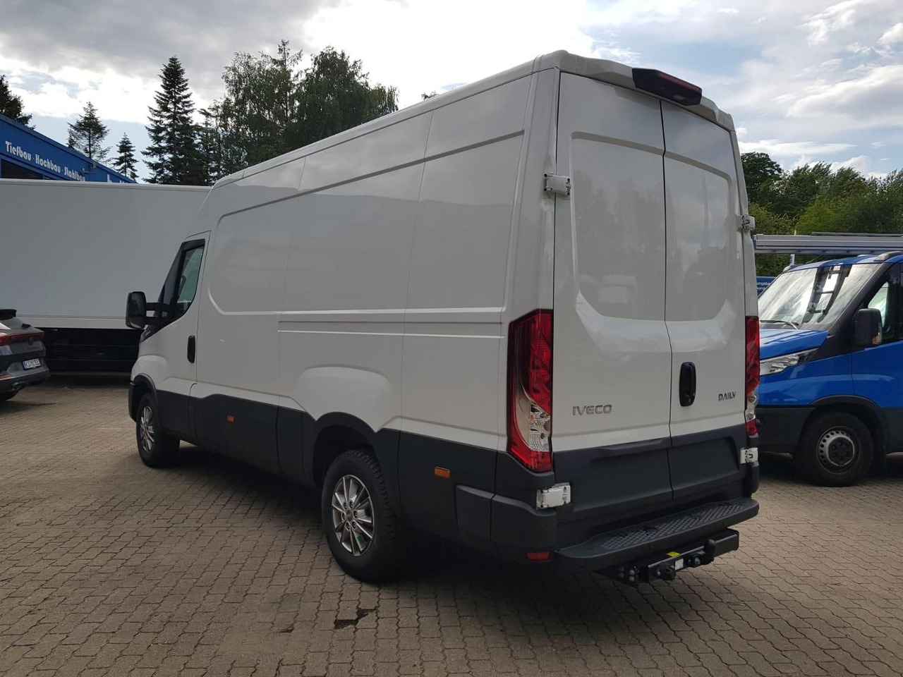 Iveco 35S18HA8V *AHK*RADIO*KAMERA*KLIMA* - Kastenwagen: das Bild 3 Iveco 35S18HA8V *AHK*RADIO*KAMERA*KLIMA* - Kastenwagen: das Bild 3