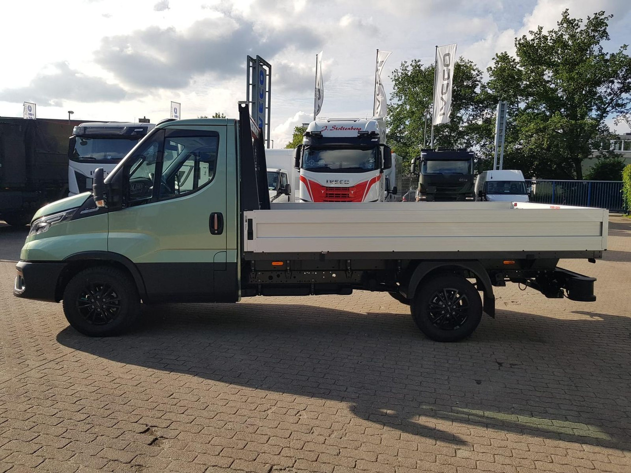 Iveco Daily 35S14HA8 Pritsche AHK 100 kW (136 PS),... - Pritsche Transporter: das Bild 2 Iveco Daily 35S14HA8 Pritsche AHK 100 kW (136 PS),... - Pritsche Transporter: das Bild 2